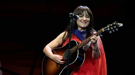 mujeres mostrando senos|Eva Amaral canta a pecho descubierto en el Sonorama para